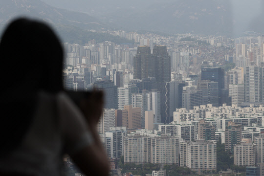 LTV 규제 완화와 같은 정책 변화가 서울 집값 상승에 영향을 미치는 것으로 나타났다. 연합뉴스